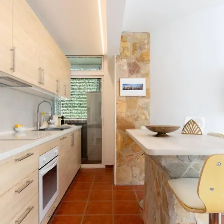 Oasis - Bright 2br With Balcony Apartment